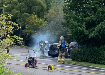 Personbil totalförstördes i brand på parkering i Falköping