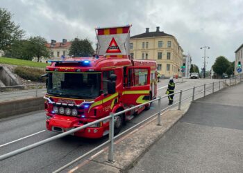 Lastbil fastnade i Pentaporten i Skövde