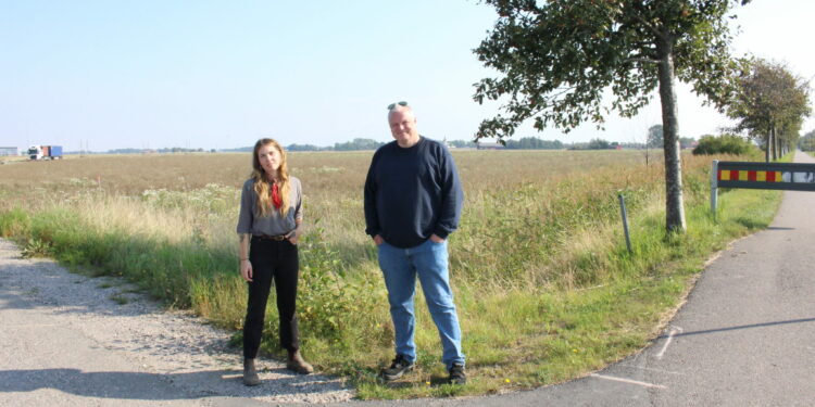 Jennie-Ann Olsson Holm, avfallssamordnare, och Erik Lindström, ordförande tekniska nämnden, på området där den nya återvinningscentralen kommer att byggas. FOTO: Vara kommun