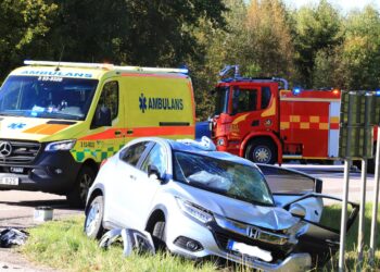 Två till sjukhus efter kraftig krock utanför Lidköping