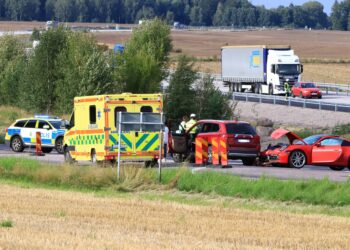 Tre bilar kolliderade i höjd med Ledsjö