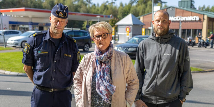 Kommunpolis Anders Johansson, Lotta Hjoberg, sektorchef Social Välfärd och Nils Thyselius, fältsekreterare. Foto: Mikael Sjömark