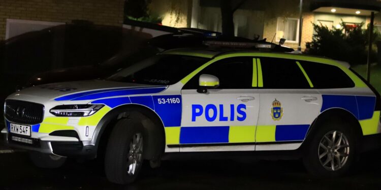 Polisbil vid bostäder
