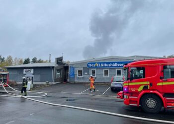 Brand bröt ut i industribyggnad i Skövde