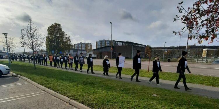 Människor som promenerar i en demonstration mot människohandel.