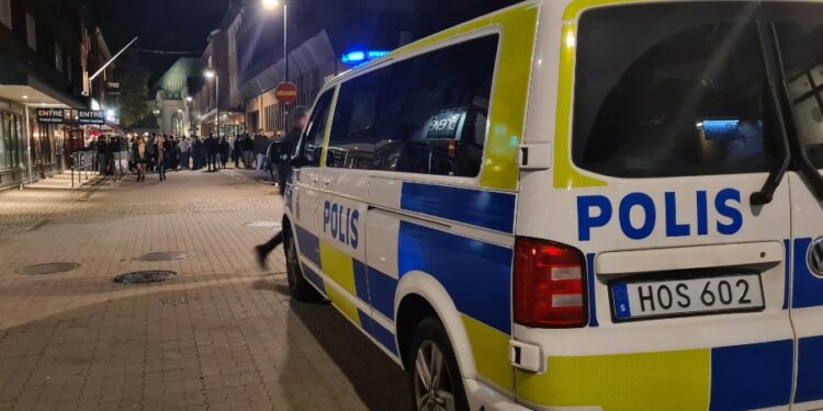 Polisbild vid Sankt Sigfridsgatan i Skövde city. Uteliv, krog.