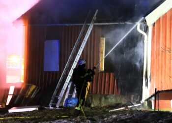 Uthus stod i lågor utanför Vinninga