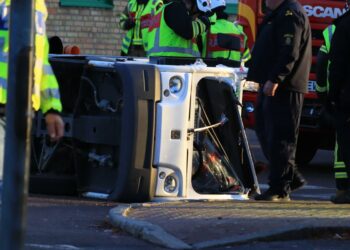 Arbetsfordon välte efter kollision – föraren fick klippas ut