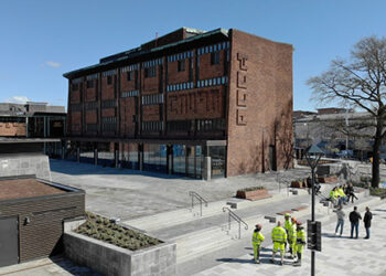 Nu invigs Kulturhustorget i Skövde