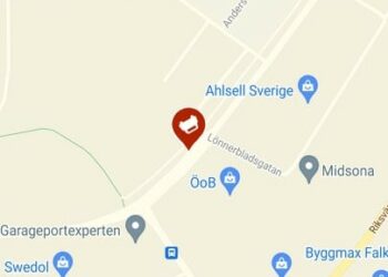 Personbil i diket efter olycka i Falköping