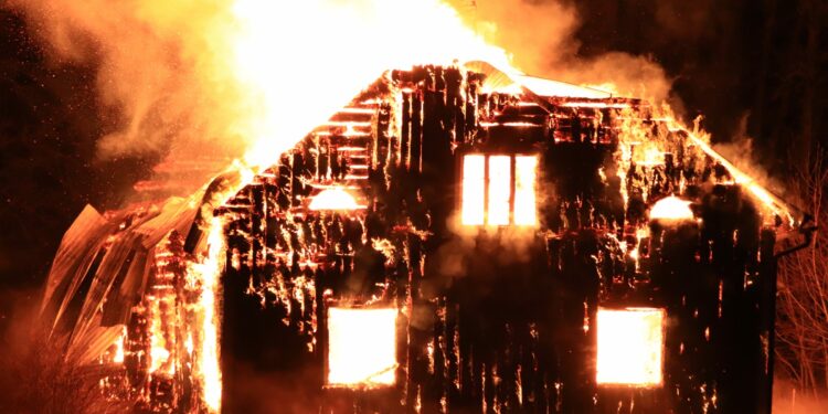 Jaktstuga totalförstördes i våldsam brand utanför Häggum