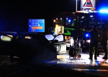 Personbil fattade eld på 44:an i höjd med Källby
