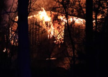 Fritidshus totalförstördes i brand utanför Lidköping