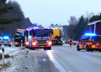 Man död efter frontalkrock på E20