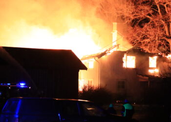Fullt utvecklad villabrand i Grästorp – En till sjukhus