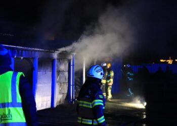 Garagelänga stod i lågor i Källby – Polisen utreder brott