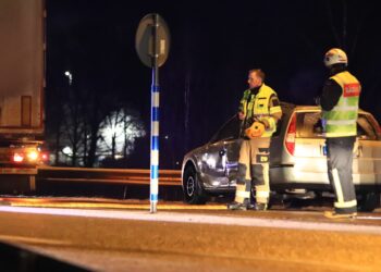 Lastbil och personbil kolliderade på E20 i Skara