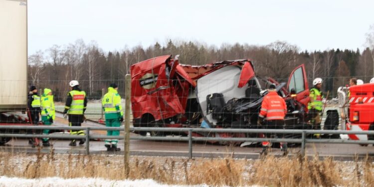Trafikolycka på E20 – vägen stängdes av