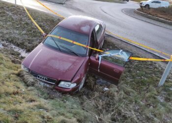 Försökte fly från polisen – Kraschade vid rondell