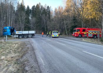 Lastbil hamnade i diket utanför Skövde