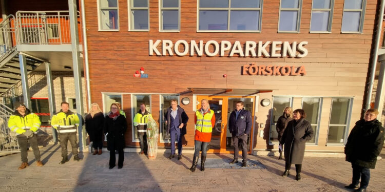 Representanter för Mariestads kommun, Serneke och Nilsson Energy fanns på plats när Kronoparkens förskola invigdes. FOTO: Mariestads kommun