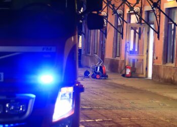 Mindre brand kunde släckas fort i stationshuset i Skara