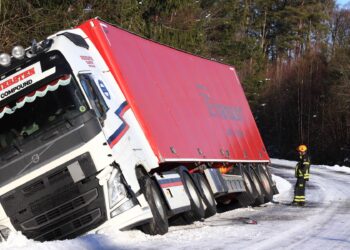 Trafikolycka utanför Skara – två lastbilar krockade