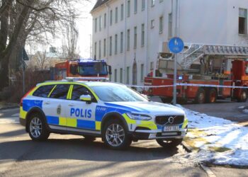 Misstänkt grov mordbrand i Skara – polisen sökte misstänkta med helikopter