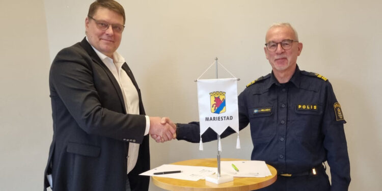 Johan Abrahamsson (M) kommunstyrelsens ordförande och Jan Hellnevi lokalpolisområdeschef östa Skaraborg tecknar årets medborgarlöfte.