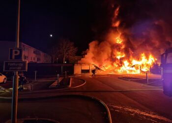 Flera bilar förstörda efter kraftig brand