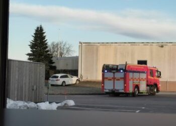 Bil körde in i byggnad i Skara