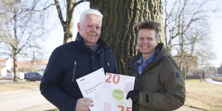 Kommunalrådet Rolf Eriksson och folkhälsostrategen Marina Timm - FOTO: Pressbild