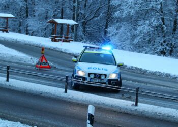 Enorma köer på E20 – Lastbilar sitter fast