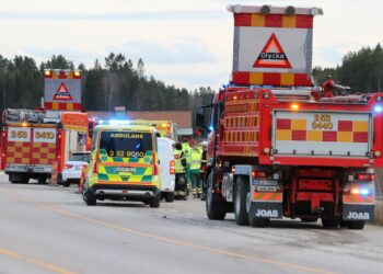 Personbil körde in i vägskyltar på E20 utanför Vara
