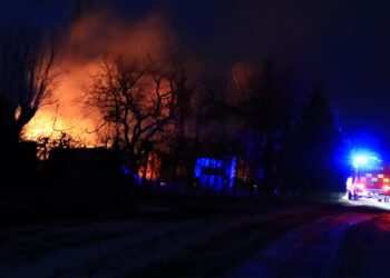 Mindre byggnad totalförstördes i brand utanför Vara