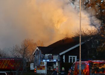Villabrand utanför Vara – Spreds från mindre byggnad