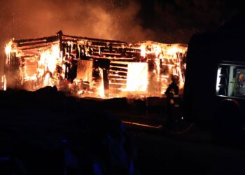 Fullt utvecklad brand i Ladugårdsbyggnad utanför Vedum
