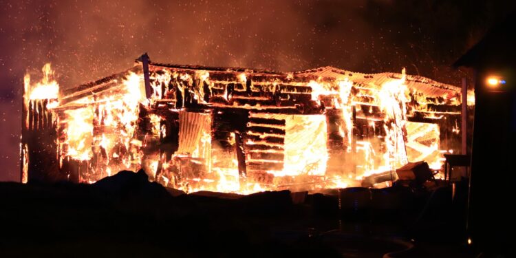 Fullt utvecklad brand i Ladugårdsbyggnad utanför Vedum
