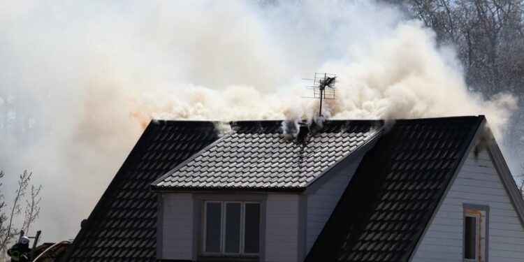 Villabrand i Grästorp – kraftig rökutveckling