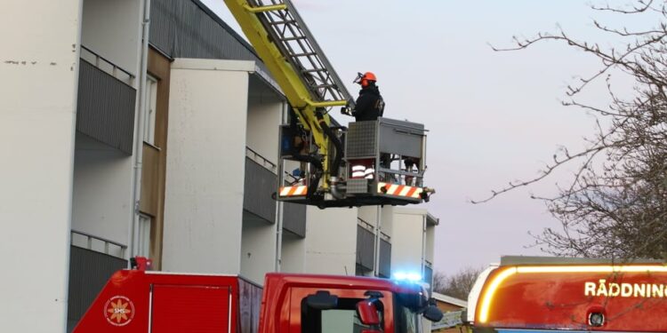 Brand i fastighet – stor räddningsinsats