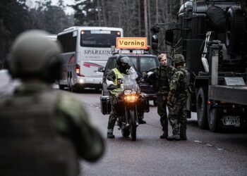 Militärer övar på vägarna i Skaraborg