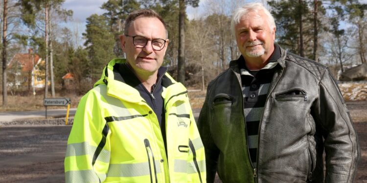 Skara Sommarlands förre VD Janne Nilsson och enhetschef Anders Svärd, Skara kommun, på den nya parkeringsytan vid Petersburgs friluftsområde