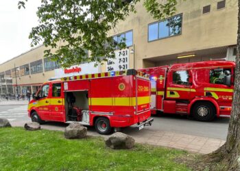 Larm om brand i parkeringshus i Skövde
