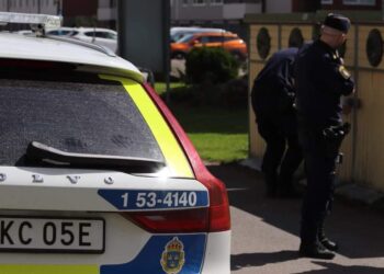 Här undersöker polisen lägenheten efter det misstänka mordet