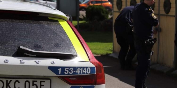 Här undersöker polisen lägenheten efter det misstänka mordet