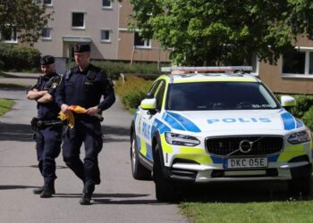 Här undersöker polisen lägenheten efter det misstänka mordet