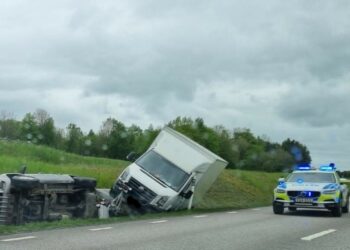 Bil med bilsläp hamnade i diket
