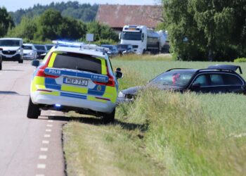 Klämdes fast efter singelolycka utanför Lidköping