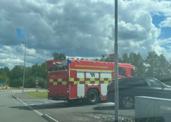 Brand i personbil i Skövde
