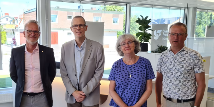 Från vänster i bild: Torbjörn Friberg vd HSB Nordvästra Götaland, Sören Pettersson ordförande HSB Nordvästra Götaland, Marita Bengtsson ordförande AB Bostäder och Karl Alexandersson vd AB Bostäder